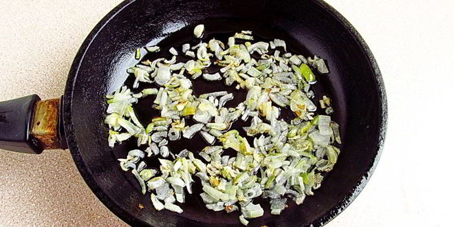 Рецепт сыроежек тушенных с овощами в сметаннома соусе