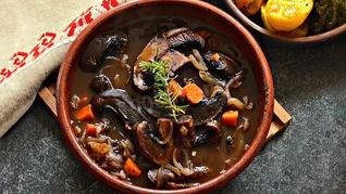 Рецепт Тушеные королевские шампиньоны с овощами