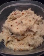 Картофельное пюре с жареным луком и каперсами