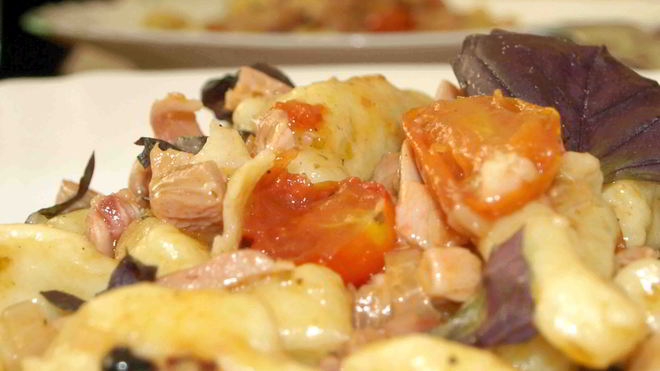 Рецепт Картофельные ньокки с помидорами черри и копченой курицей