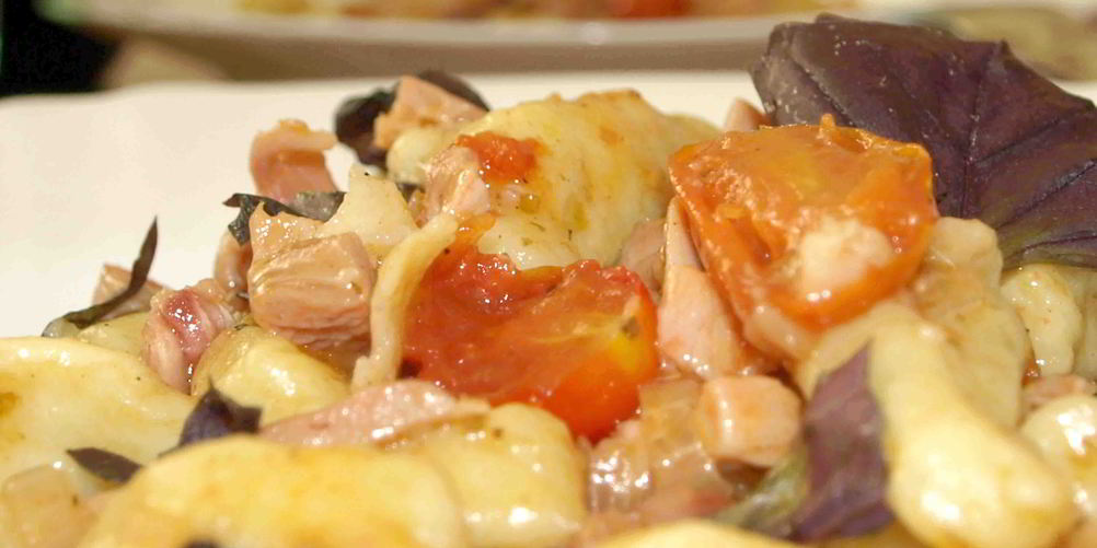 Как приготовить картофельные ньокки с помидорами черри и копченой курицей