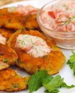 Домашние котлеты из лосося с томатным соусом