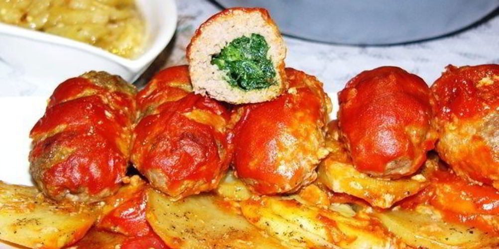 Как приготовить котлеты с начинкой иза шпинату под томатныма соусома