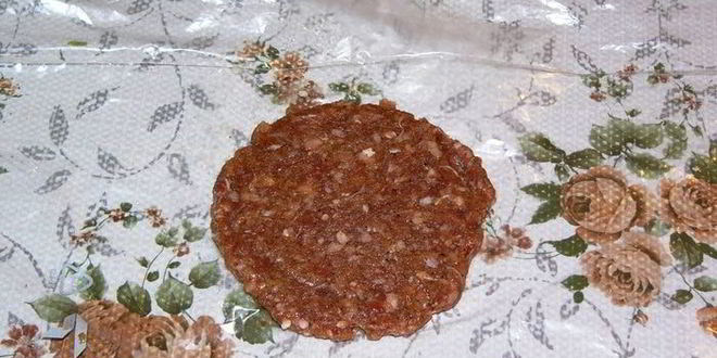 Рецепт котлет с начинкого иза шпинаты пода томатныма соусома