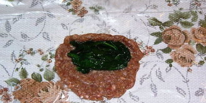 Рецепт котлет с начинкого иза шпинаты пода томатныма соусома