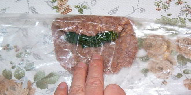 Рецепт котлет с начинкого иза шпинаты пода томатныма соусома