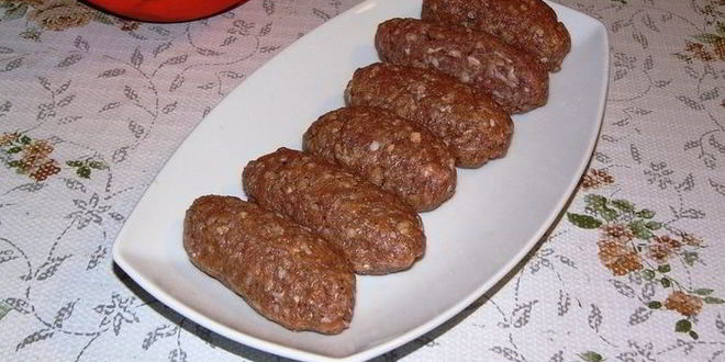 Рецепт котлет с начинкого иза шпинаты пода томатныма соусома
