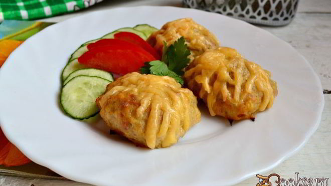 Рецепт Мясные котлетки с морковью и сметаной, запеченные под сырной корочкой