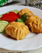 Мясные котлетки с морковью и сметаной, запеченные под сырной корочкой