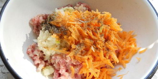 Рецепт мясные котлетки с морковью и сметаной, запеченные под сырной корочкой