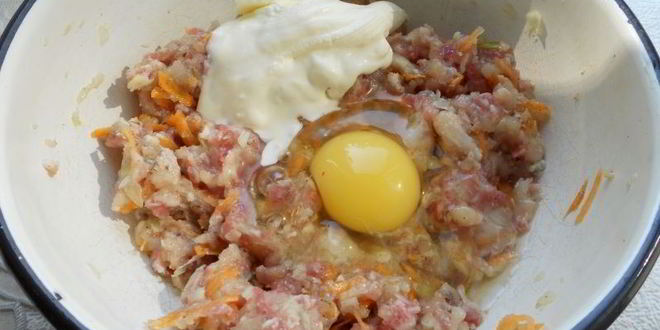 Рецепт мясные котлетки с морковью и сметаной, запеченные под сырной корочкой