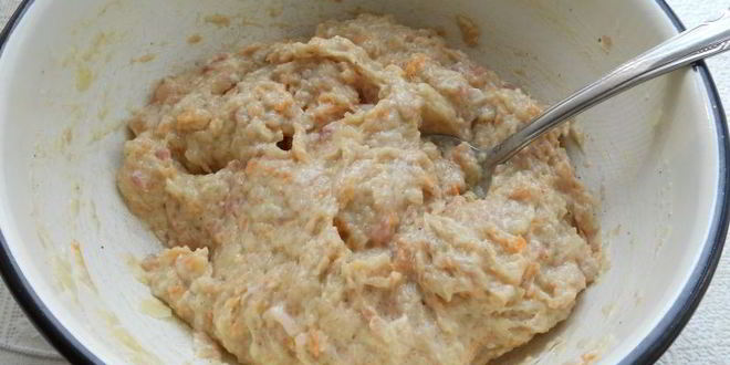 Рецепт мясные котлетки с морковью и сметаной, запеченные под сырной корочкой