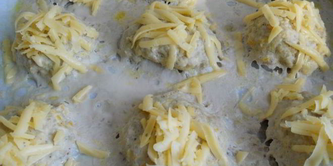 Рецепт мясные котлетки с морковью и сметаной, запеченные под сырной корочкой