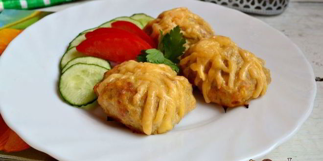 Рецепт мясные котлетки с морковью и сметаной, запеченные под сырной корочкой