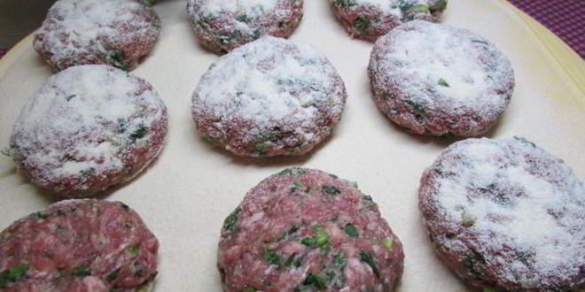 Рецепт мясные котлеты под сметанным соусом