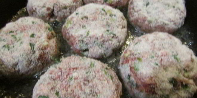 Рецепт мясные котлеты под сметанным соусом