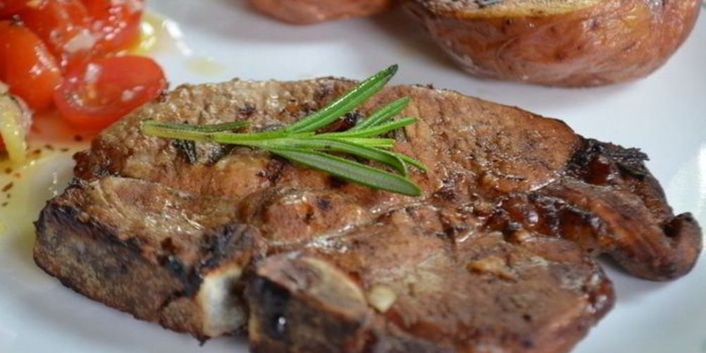 Как приготовить свиные котлеты, маринованные с розмарином