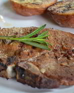 Свиные котлеты, маринованные с розмарином