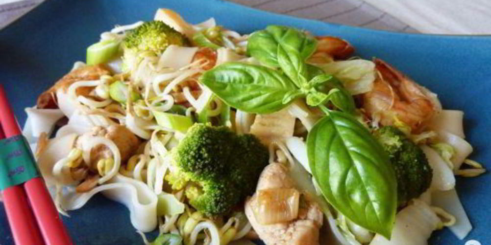 Как приготовить лапша сайгон с курицей и креветками