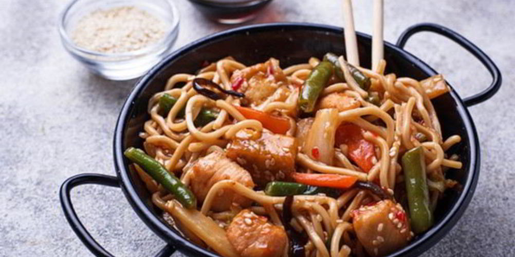 Как приготовить лапшу удона с курицей и овощами в соусе терияки