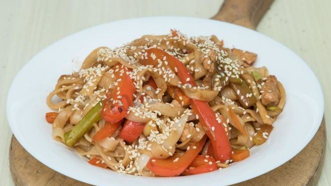 Рецепт Лапша вок с курицей и кабачками
