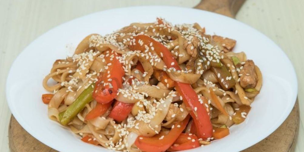 Как приготовить лапша вок с курицей и кабачками