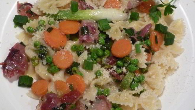 Рецепт Фарфалле с пармской ветчиной и яркими овощами