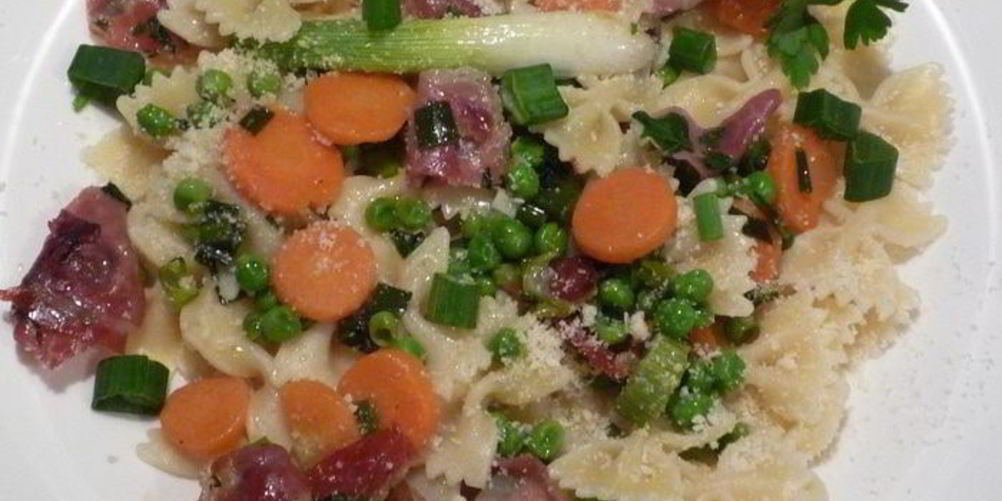 Как приготовить фарфалле с пармской ветчиной и яркими овощами