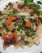 Фарфалле с пармской ветчиной и яркими овощами