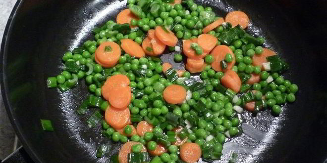 Рецепт фарфалле с пармской ветчиной и яркими овощами