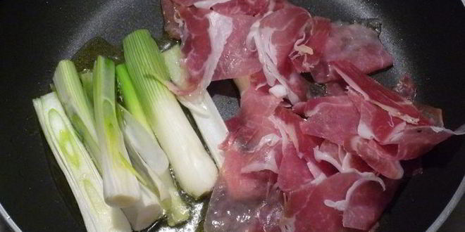 Рецепт фарфалле с пармской ветчиной и яркими овощами