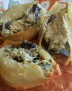 Макароны, фаршированные курицей и грибами