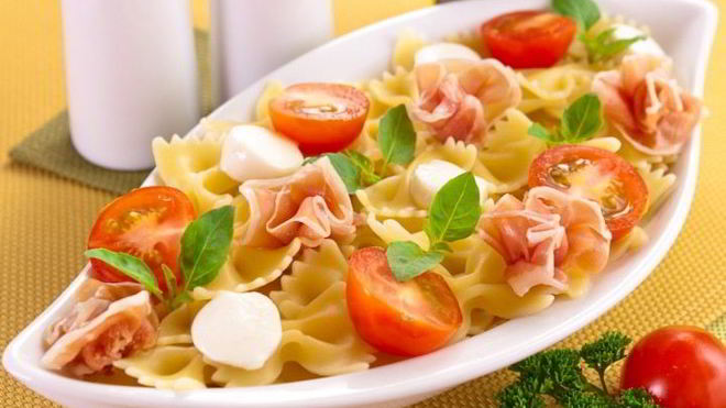 Рецепт Макароны с беконом, моцареллой и помидорами