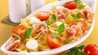 Рецепт Макароны с беконом, моцареллой и помидорами