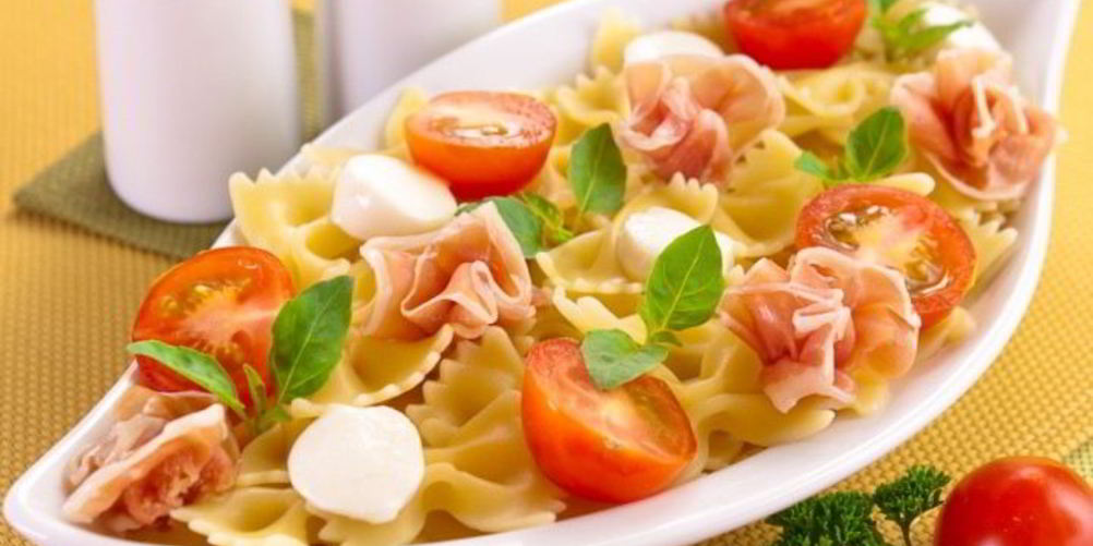 Как приготовить макароны с беконом, моцареллой и помидорами