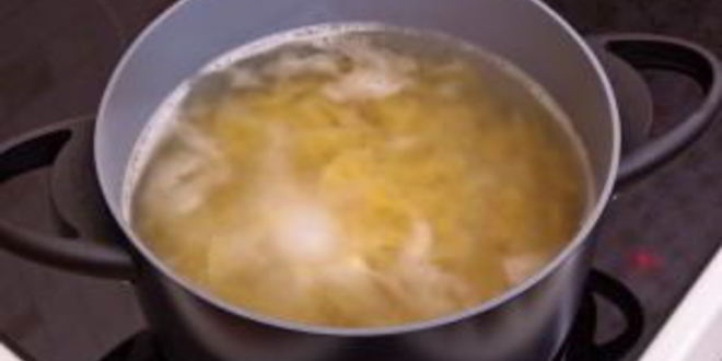 Рецепт макароны с беконом, моцареллой и помидорами