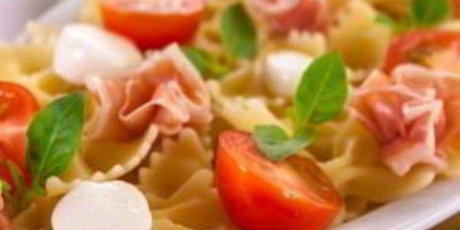 Рецепт макароны с беконом, моцареллой и помидорами