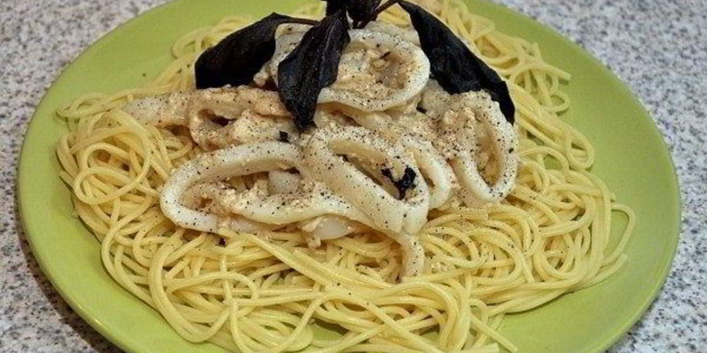 Рецепт черный рис с кальмарами и морскими гребешками