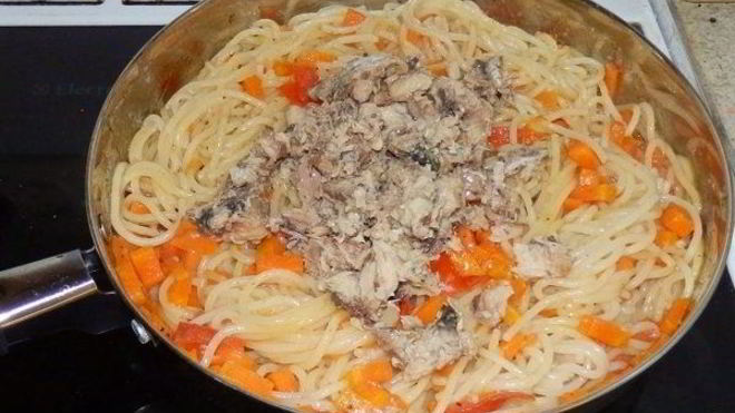 Рецепт Макароны с консервированной сайрой