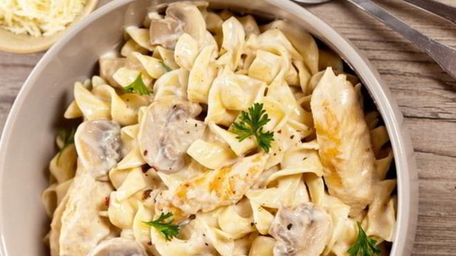 Рецепт Макароны с курицей и грибами в сливочном соусе с карри