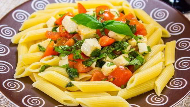 Рецепт Макароны с помидорами, моцареллой и базиликом