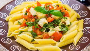Рецепт Макароны с помидорами, моцареллой и базиликом