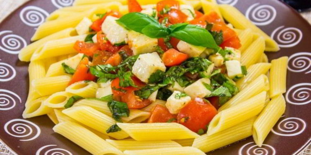 Как приготовить макароны с помидорами, моцареллой и базиликом