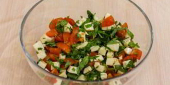 Рецепт макароны с помидорами, моцареллой и базиликом