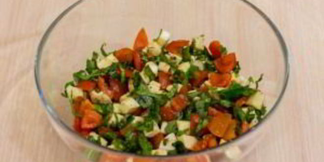 Рецепт макароны с помидорами, моцареллой и базиликом