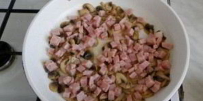 Рецепт макароны с ветчиной и грибами