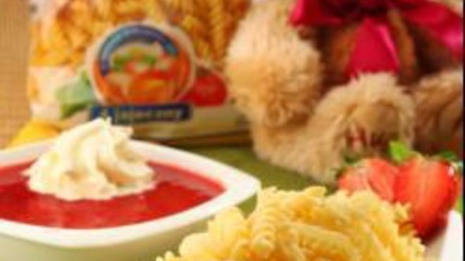 Рецепт Макароны-спиральки с клубничным соусом