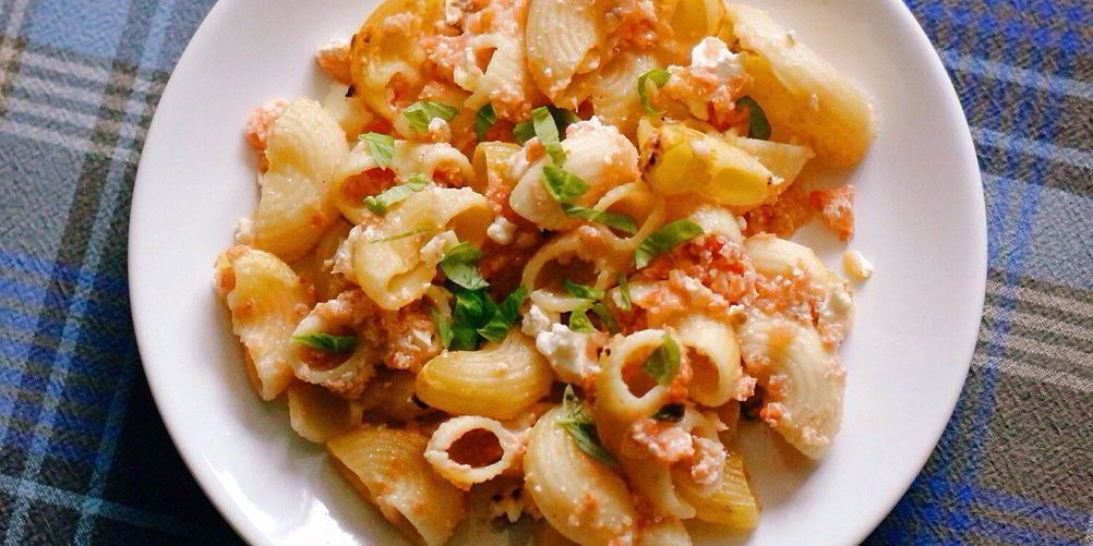 Как приготовить макароны, запеченные с помидорами и брынзой