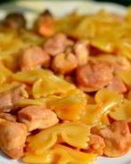 Паста фарфалле с курицей и медом