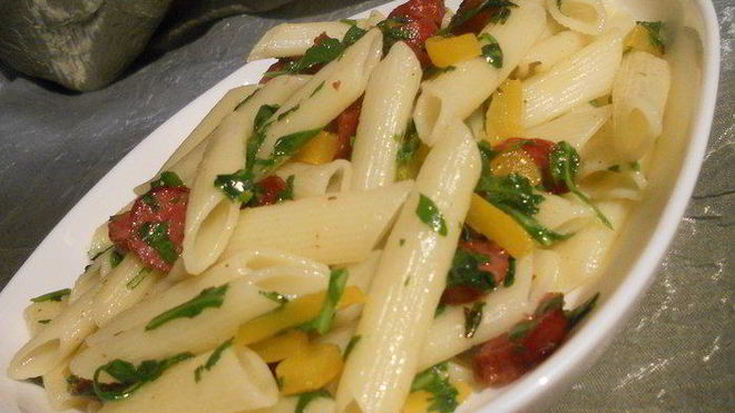 Рецепт Паста с колбасками, сладким перцем и руколой